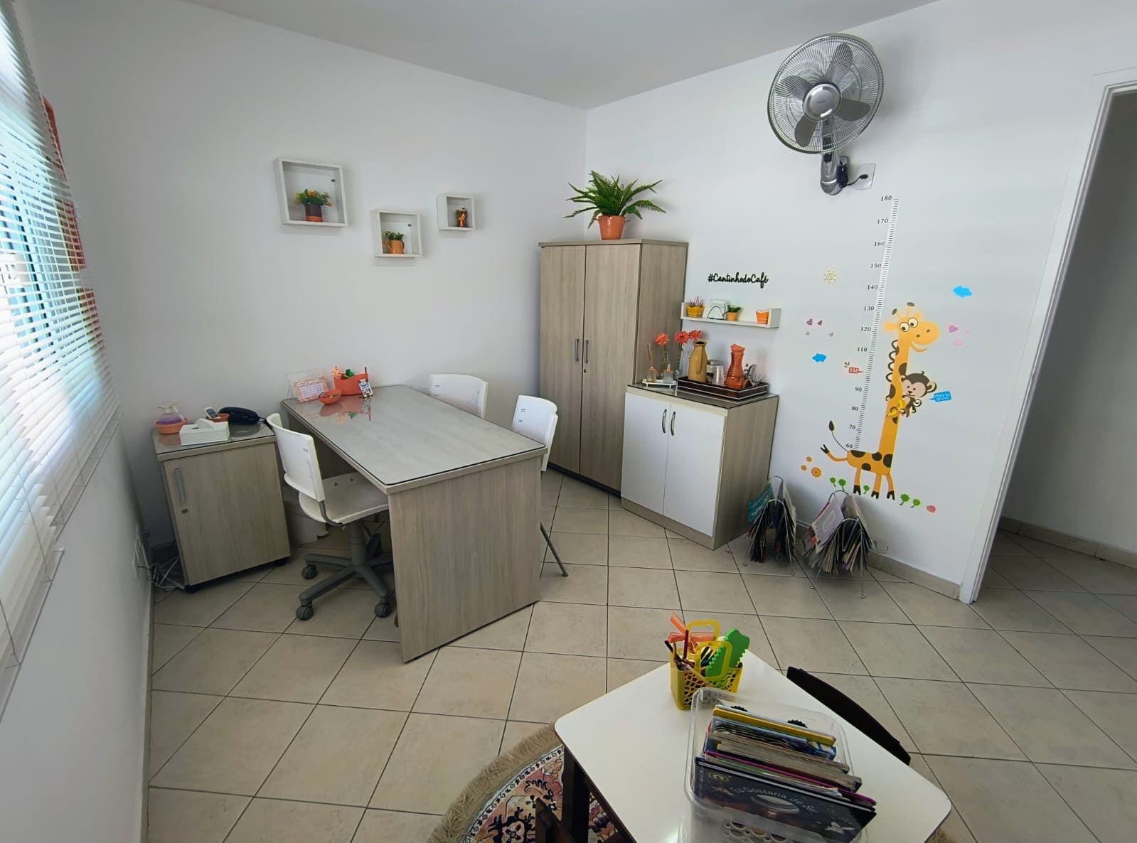 Sala infantil com régua de crescimento